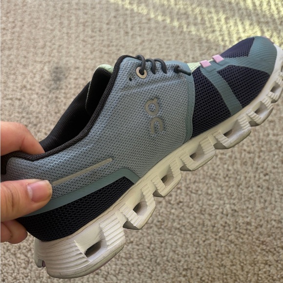 On Cloud Sneakers - Picture 4 of 6